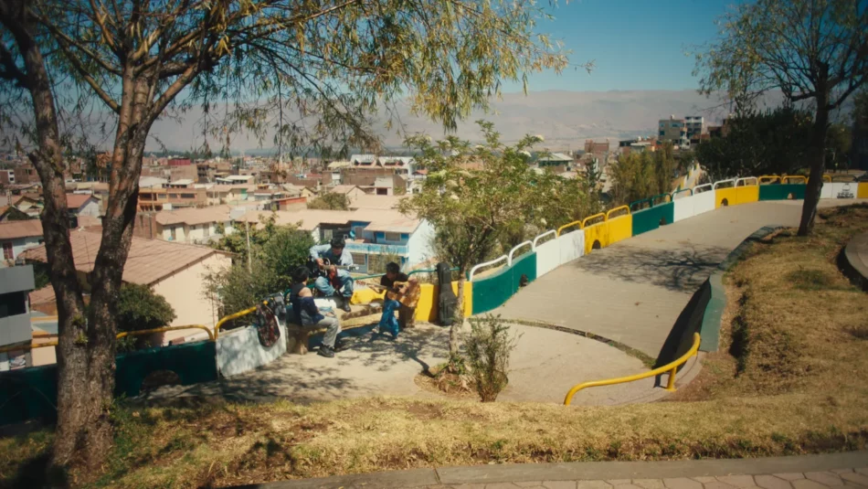 Festival de Lima: «A media calle» (2025), de Eduardo Orcada. Un coming-of-age con corazón huanca
