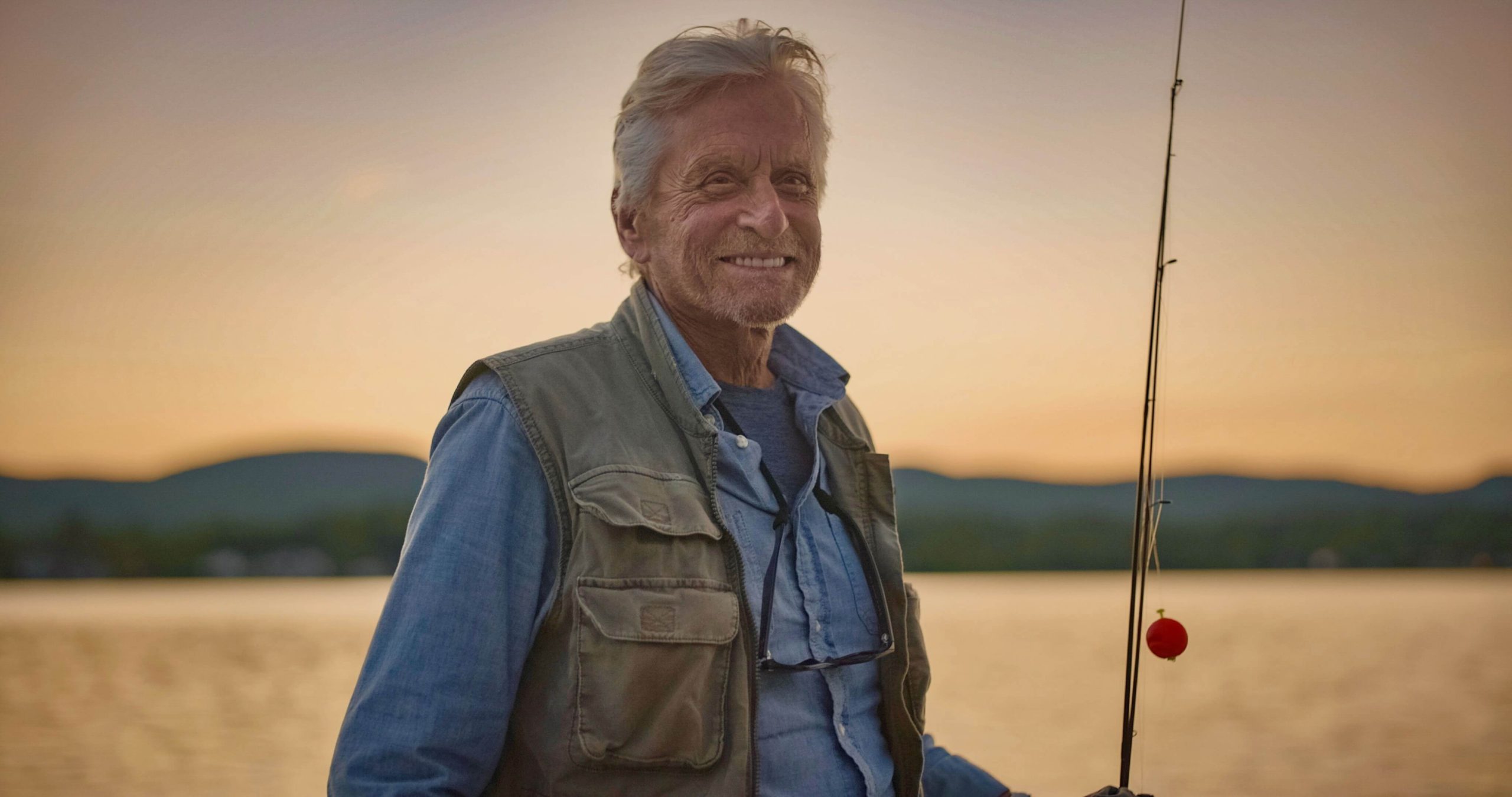 [Crítica] “Looking Through Water” (2025): nos vemos, Michael Douglas